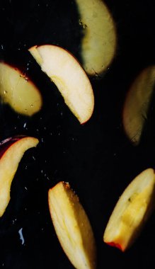 Dilimlenmiş elmalar havada uçar. Levitate yemeği. Taze meyve suyu. Vejetaryen yemeği.