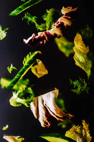 Insalata Levita Nell Aria Cibo Fresco Sano Orientamento Verticale — Foto Stock