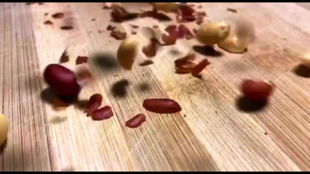 Close Amendoins Câmera Lenta Capa Cair Mesa Madeira — Vídeo de Stock