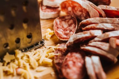 Tahtada sosis kesiyorum. Izgara peynir. Pizza malzemeleri. 