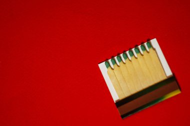 Kırmızı arkaplanda eşleşme var. Yanan kibrit Yangın tehlikesi. 