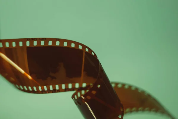 Filmband Auf Türkisfarbenem Hintergrund Filmfotografie Konzept Filmentwicklung Kreatives Hobby Amateurfilm — Stockfoto