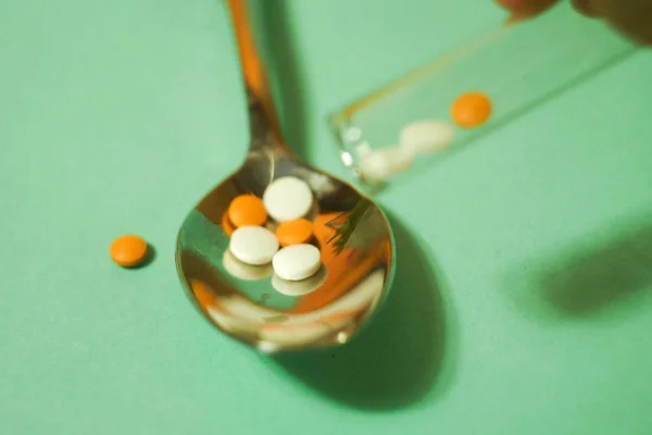 Kleurrijke Pillen Lagen Lepel Tabletten Eten Drugsverslaving Concept Vitamine Pillen — Stockfoto