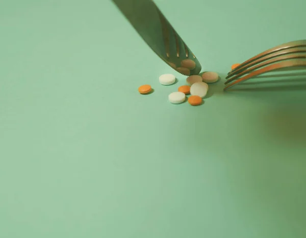 Eet Pillen Met Vork Mes Voedingsconcept Palet Met Tabletten Ongecontroleerd — Stockfoto