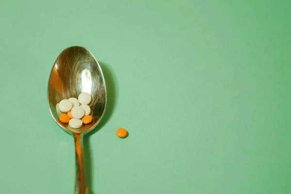 Kleurrijke Pillen Lagen Lepel Tabletten Eten Drugsverslaving Concept Vitamine Pillen — Stockfoto