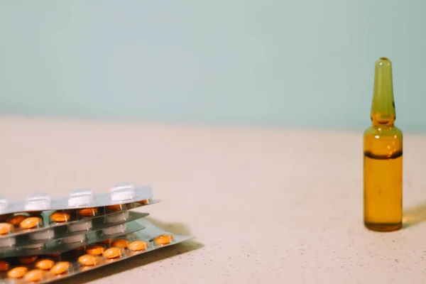 Ampoule Szérummal Tablettákkal Hólyagokkal Gyógyszerészeti Üzleti Tapéta Orvosi Ellátás Vitaminok — Stock Fotó
