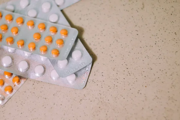 Fehér Narancssárga Tabletta Buborékcsomagolásban Egészségügyi Tapéta Gyógyszergyártó Cég Betegség Kezelése — Stock Fotó