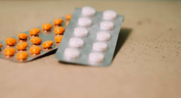 Fehér Narancssárga Tabletta Buborékcsomagolásban Egészségügyi Tapéta Gyógyszergyártó Cég Betegség Kezelése — Stock Fotó
