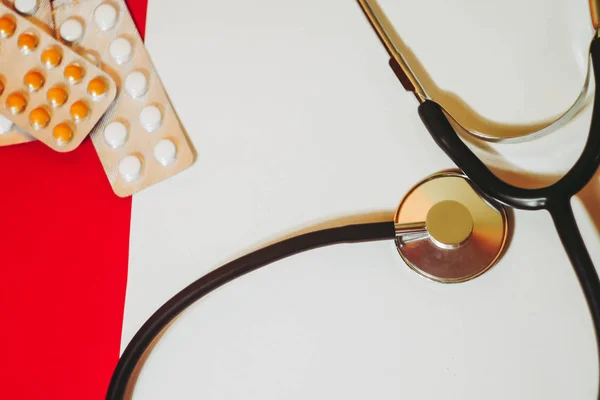 Stethoscope Tabletták Hólyagok Lapos Feküdt Orvosi Ellátás Betegség Kezelések Gyógyszeripari — Stock Fotó