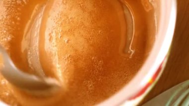 Karamel şurubu pişiriyorum. Şekeri karıştırıyorum. Tatlı yapmak. 