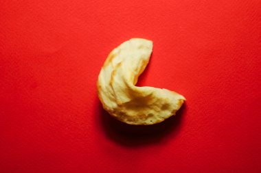 Tahmini Çin kurabiyesi. Hava tahmini kurabiye konsepti. Kırmızı arkaplan