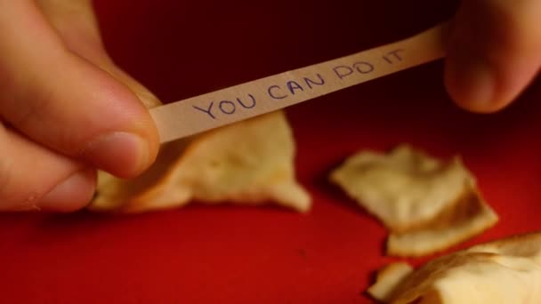 Galletas Chinas Con Predicciones Galleta Pronosticada Fondo Rojo Concepto Motivación — Vídeo de stock