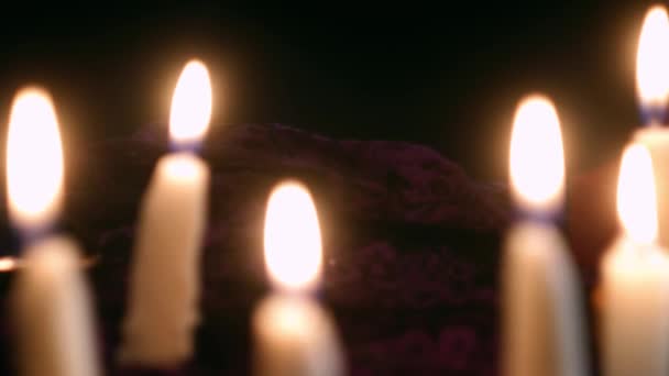Свічки Горять Темній Кімнаті Близько Полум Містична Атмосфера Окультна Концепція — стокове відео