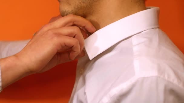 Close Man Spróbuj Zapiąć Guziki Białej Koszuli Dzień Ślubu Człowiek — Wideo stockowe