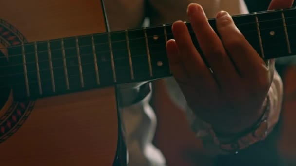 Человек Играющий Гитаре Кафе Учился Играть Музыкальном Инструменте Ремесленник Рок — стоковое видео