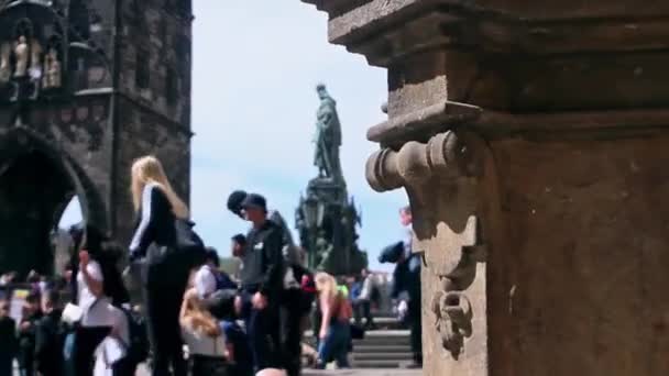 Turisták Városnézés Régi Európai Építészet Turisták Sétálnak Károly Hídon Prága — Stock videók