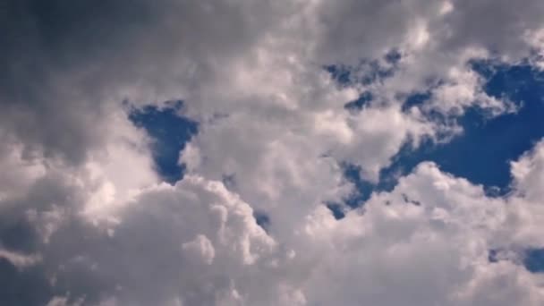 Fermer les nuages sur le ciel bleu. Fond calme, ciel moelleux 
