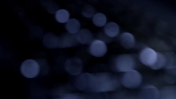キーボードの背景をぼやけクラシックブルーのパントンカラー 技術コンセプト — ストック動画