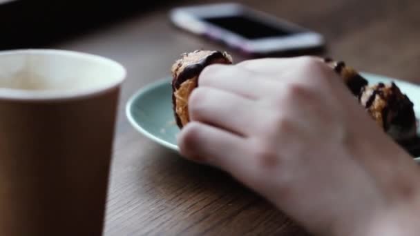 Kvinna Äter Croissant Med Choklad Och Kaffe Kvinnan Äter Dessert — Stockvideo