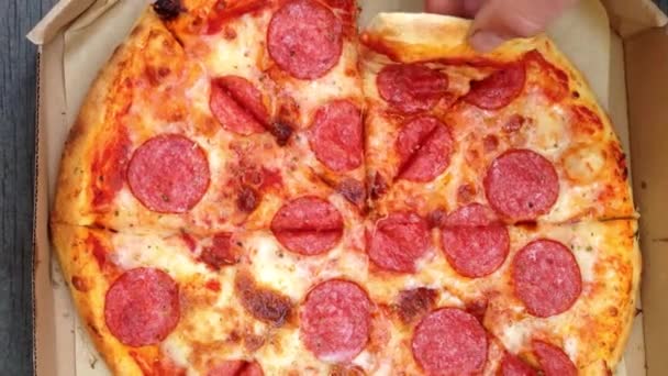 手を閉じてピザスライスを拾う 通りの箱の中のおいしいピザ — ストック動画