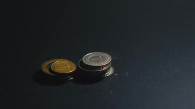 Bir tomar bozuk para. Tasarruf. Yatırım konsepti. Vergisiz. Ekonomi 4k