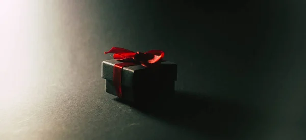 Fiyonklu kara kutu. Kara Cuma konsepti. Kutu silueti 