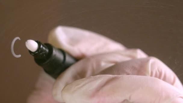 マーカーでボード上の単語 コロナウイルス の書き込み ゴム手袋の医者 貧血予防 Covid — ストック動画
