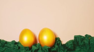 Pembe arka plandaki altın yumurtayı durdurun. Paskalya konsepti. Kağıt süsleme. Döngü videosu. Yeşil çayır 4k
