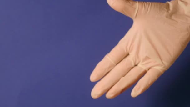 Dwoje Ludzi Podaje Dłonie Gumowych Rękawiczkach Ochrona Przed Infekcją Świadomość — Wideo stockowe