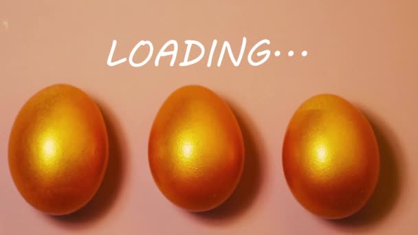  Stop-Motion goldene Eier auf rosa Hintergrund. Osterverladekonzept. Papierdekoration. Looping-Video. Grüne Wiese 4k
