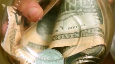Para kavanozundan nakit al. Finansal okuryazarlık. Gelecek için dolar tasarrufu. Argent durum giderleri. Aşağıdan görüntüle  