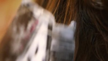 Saç boyasını kapat. Fırçayla durulama uyguluyorum. Evdeki güzellik salonu. Karantina konsepti