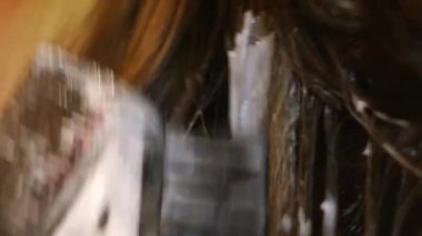 Saç boyasını kapat. Fırçayla durulama uyguluyorum. Evdeki güzellik salonu. Karantina konsepti