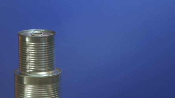 缶詰だ 古典的な青の背景に金属缶 保存食のバナー コピースペース 寄付金 — ストック動画