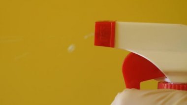 Eldivenleri tak, temizleyici sprey sık. Konsept sterilize ediliyor. Kilit altındayken oda servisi. Ev hijyeni. 