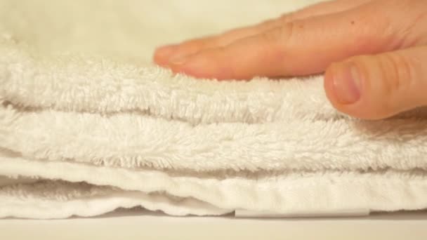 Cierra Mano Poniendo Toalla Baño Blanca Servicio Habitaciones Limpieza Apartamento — Vídeos de Stock