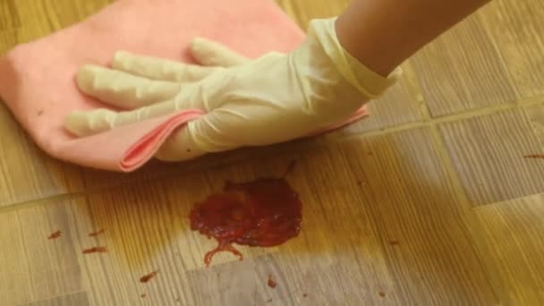 Limpando Molho Tomate Chão Comida Descuidada Conceito Serviço Limpeza — Vídeo de Stock