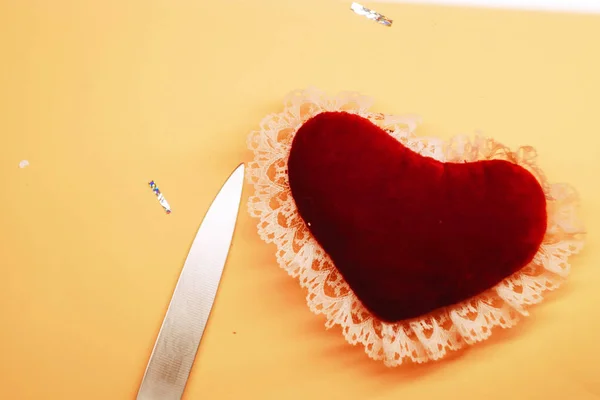 Coeur De Jouet Avec Couteau Coup Dans Le Coeur Concept Dechirant Une Triste Histoire D Amour Saint Valentin Recuperation Decor Stock Photo Coeur De Jouet Avec Couteau Coup Dans Le Coeur Concept Dechirant Une Triste Histoire D Amour Saint Valentin Recuperation Decor Stock Photo