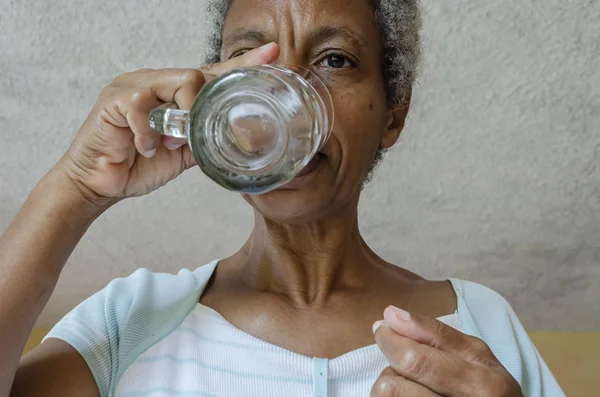 När Äldre Kvinna Griper Tag Handtaget Genomskinlig Glaskopp Med Sin — Stockfoto