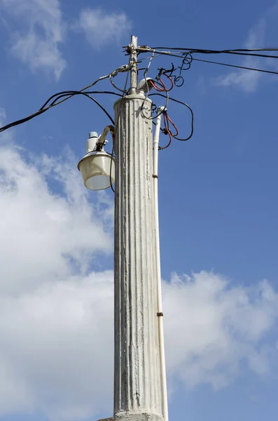 Chegar Céu Poste Decorativo Com Conexões Energia Telefone Cabo Fios — Fotografia de Stock