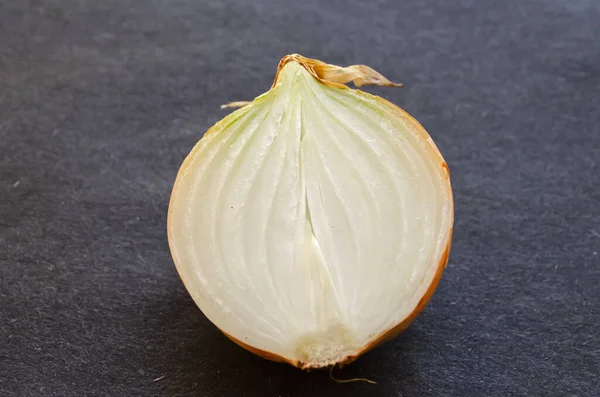 Uma Metade Cepa Allium Sabido Como Cebola Senta Uma Superfície — Fotografia de Stock