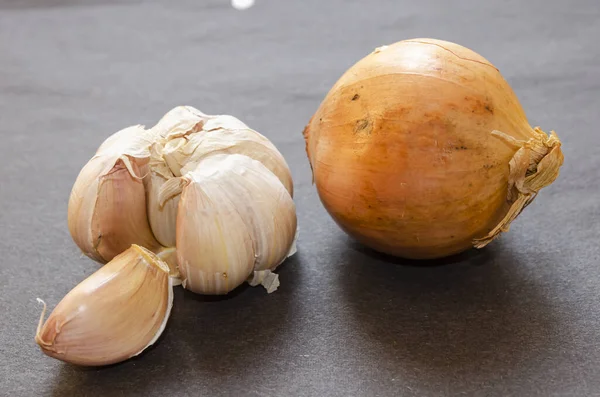 Mot Svart Bakgrund Allium Cepa Och Chef För Allium Sativum — Stockfoto