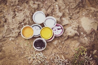 Boyalar için plastik mantarlar.