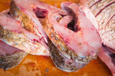 Fırında pişirmek için tatlı su balığı.