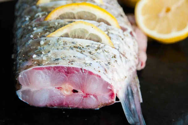 Fresh raw fish with lemon — Stock Photo, Image