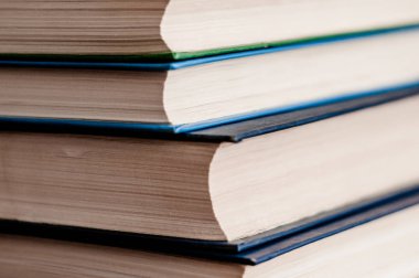 Kitaplar masanın üstünde.