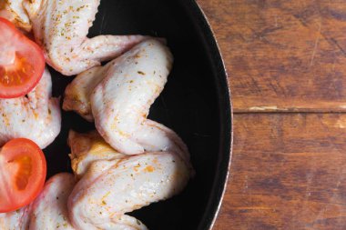 marine edilmiş tavuk kanadı