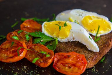 haşlanmış yumurta ve domates.