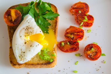 haşlanmış yumurta ve domates.