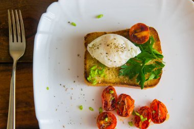 haşlanmış yumurta ve domates.